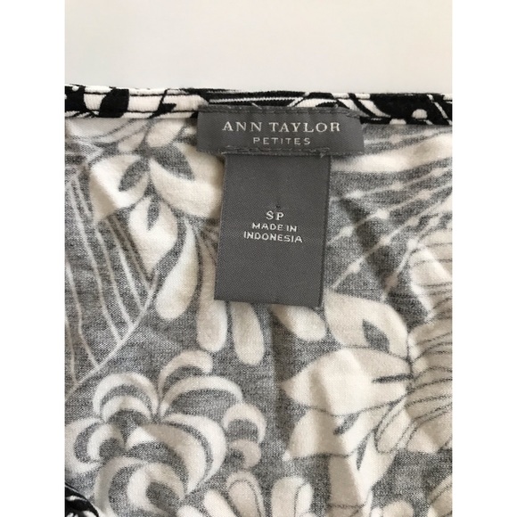 Ann Taylor Women’s Petite Black and White Floral Print Top Small Petite - Picture 4 of 4